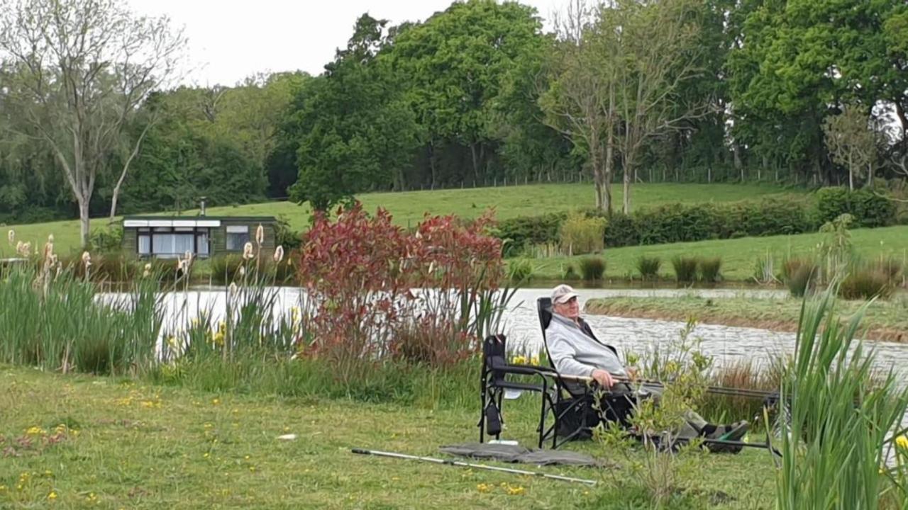 Peaceful Ensuite Lakeside Cabin 'Tench' Hadlow Down Exterior foto